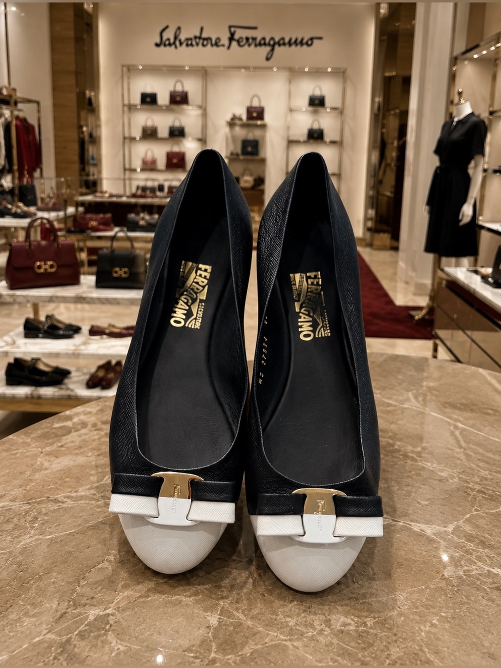 Salvatore Ferragamo Varina Bicolor Ballet Flats w Bow Black/White Size 8.5M GUC